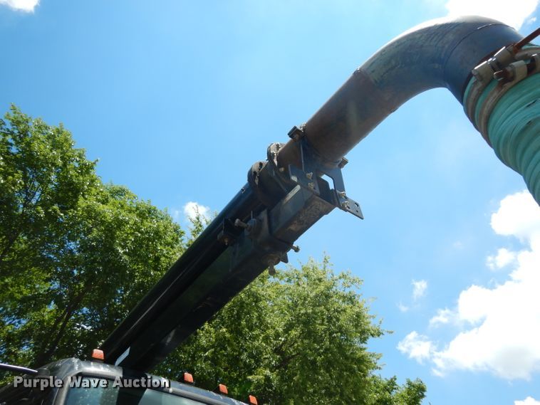 image for item DG6825 2003 Volvo VE D12  sewer jetter / vacuum truck