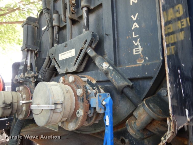 image for item DG6825 2003 Volvo VE D12  sewer jetter / vacuum truck