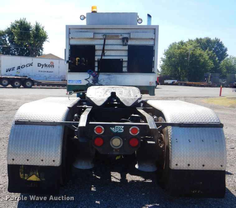 image for item DG8659 2000 Freightliner FLD  semi truck