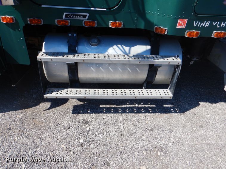 image for item DG8659 2000 Freightliner FLD  semi truck