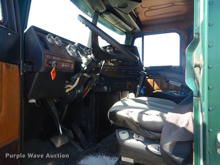 image for item DG8659 2000 Freightliner FLD  semi truck