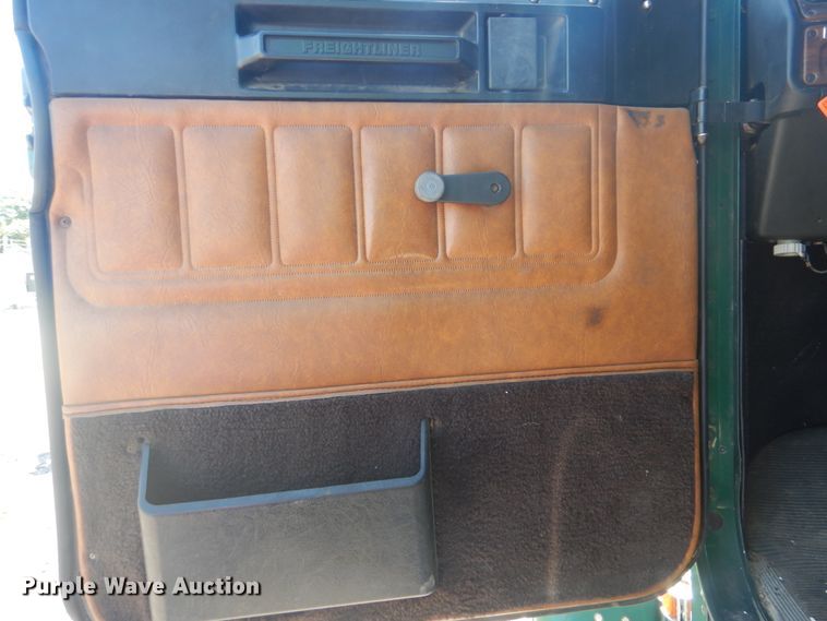 image for item DG8659 2000 Freightliner FLD  semi truck