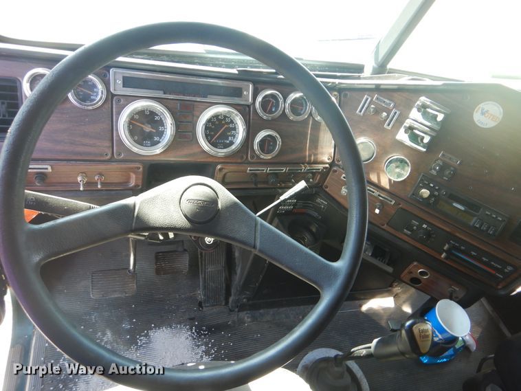 image for item DG8659 2000 Freightliner FLD  semi truck