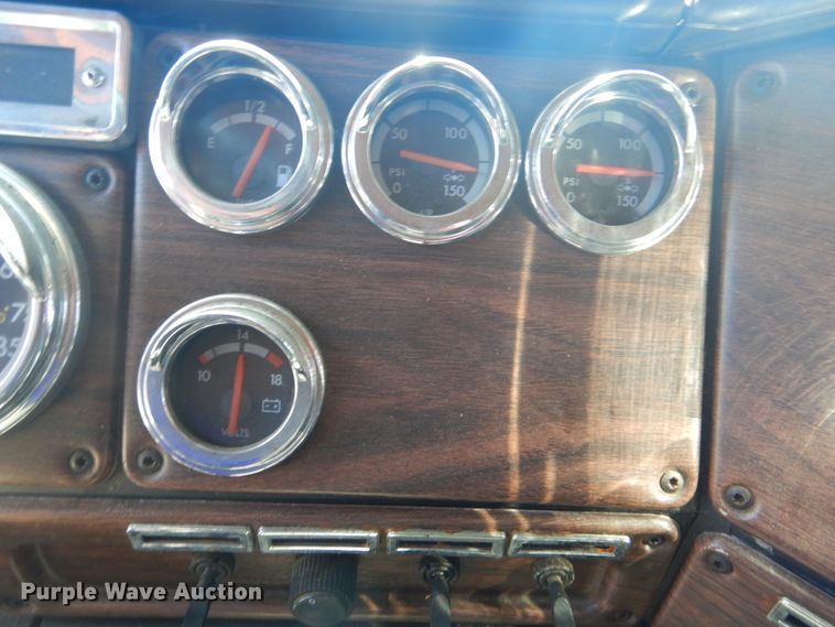 image for item DG8659 2000 Freightliner FLD  semi truck