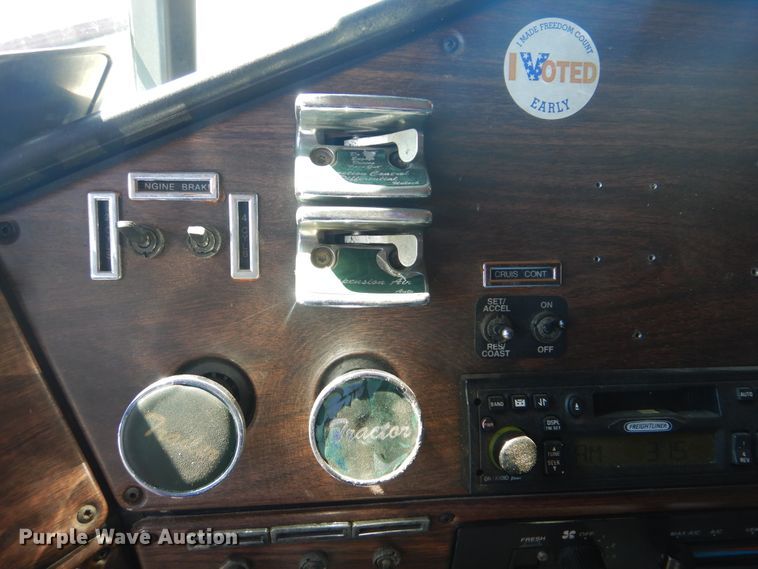 image for item DG8659 2000 Freightliner FLD  semi truck