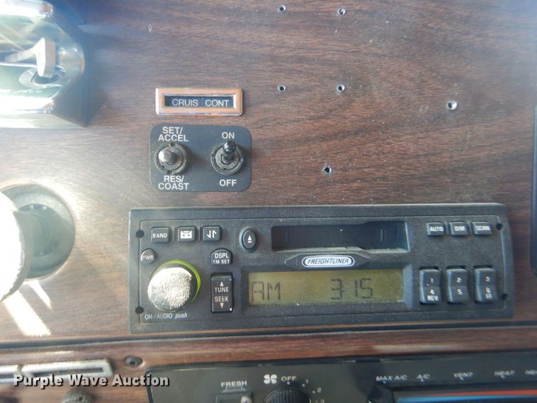 image for item DG8659 2000 Freightliner FLD  semi truck