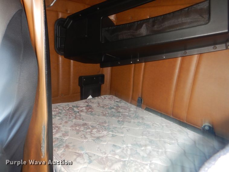 image for item DG8659 2000 Freightliner FLD  semi truck