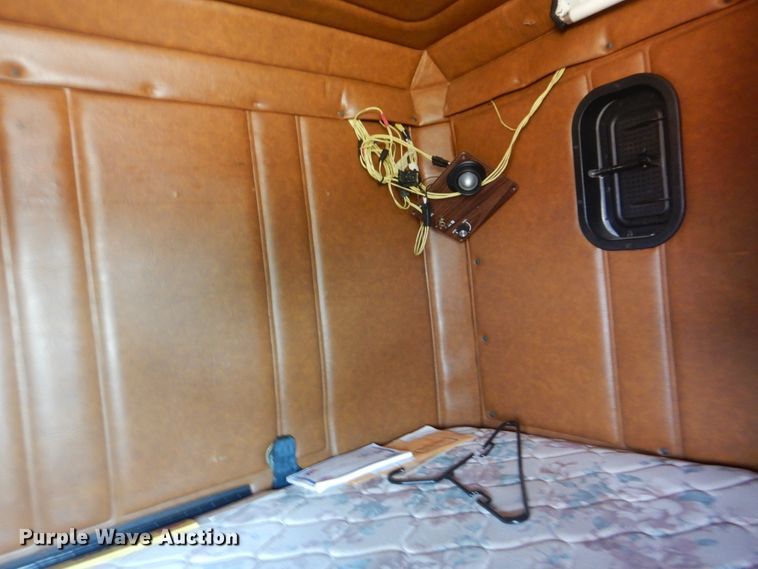 image for item DG8659 2000 Freightliner FLD  semi truck