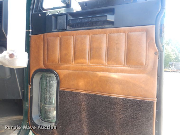 image for item DG8659 2000 Freightliner FLD  semi truck