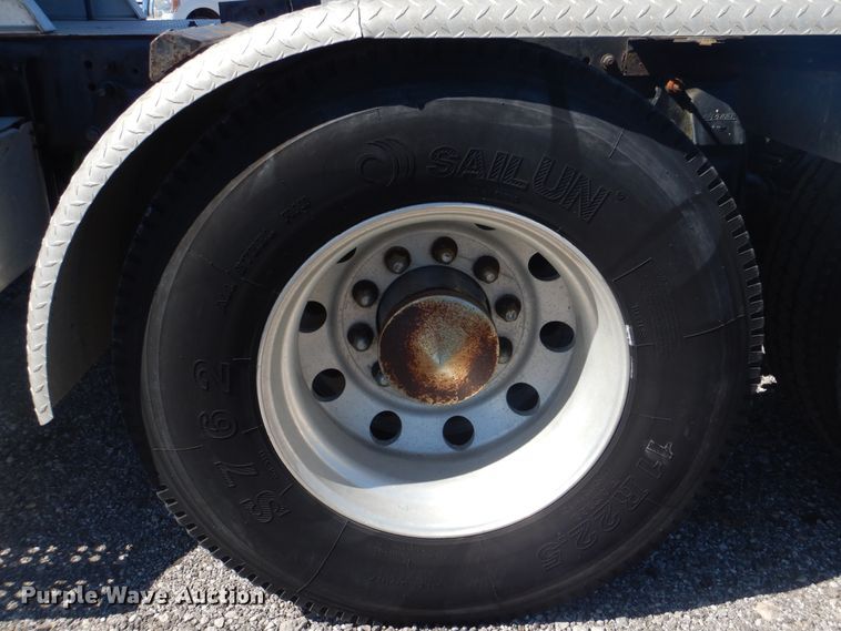 image for item DG8659 2000 Freightliner FLD  semi truck