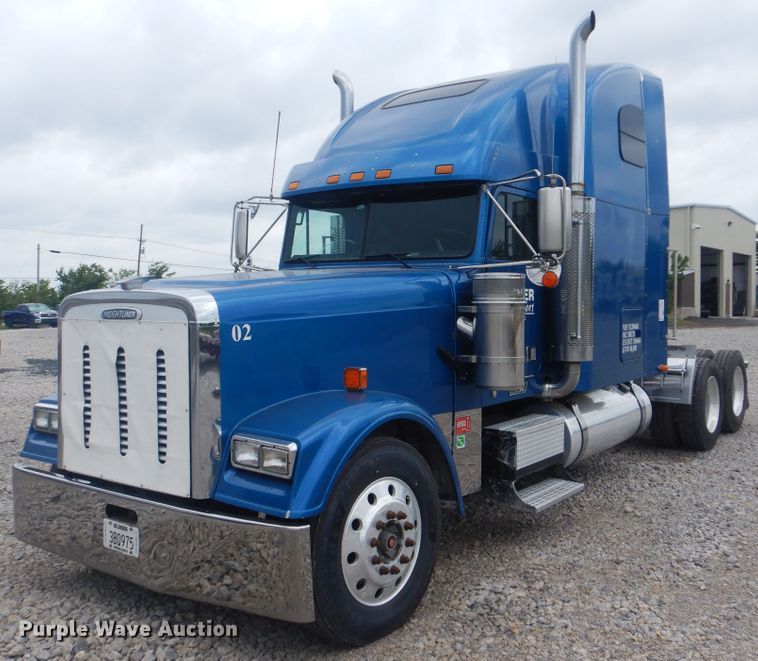 image for item DG8675 2000 Freightliner FLD  semi truck