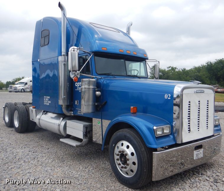 image for item DG8675 2000 Freightliner FLD  semi truck
