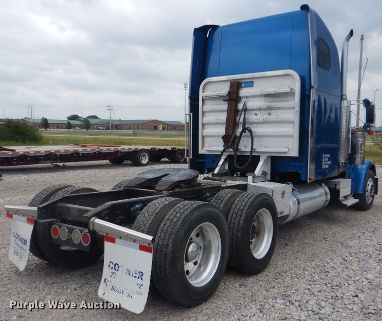 image for item DG8675 2000 Freightliner FLD  semi truck