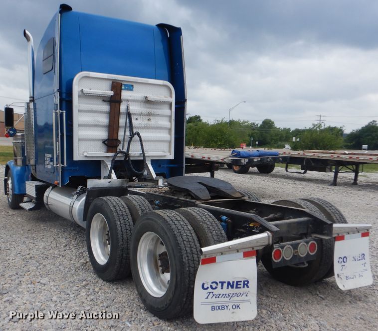 image for item DG8675 2000 Freightliner FLD  semi truck