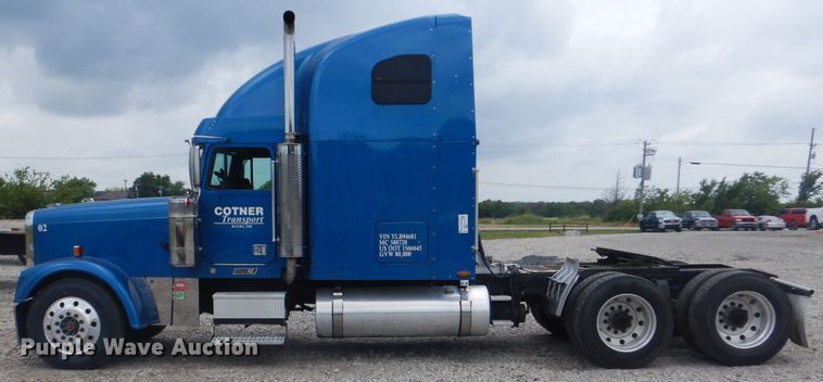 image for item DG8675 2000 Freightliner FLD  semi truck
