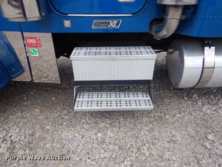 image for item DG8675 2000 Freightliner FLD  semi truck