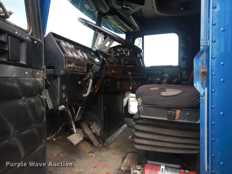 image for item DG8675 2000 Freightliner FLD  semi truck