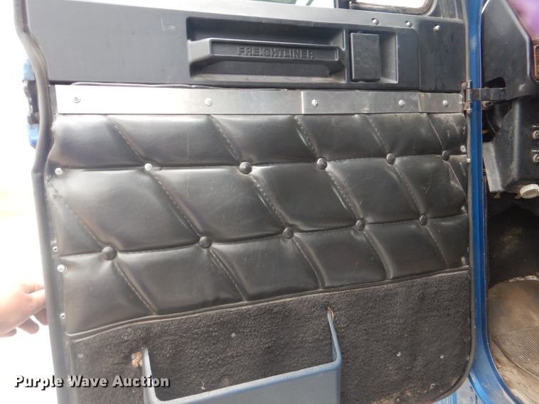 image for item DG8675 2000 Freightliner FLD  semi truck