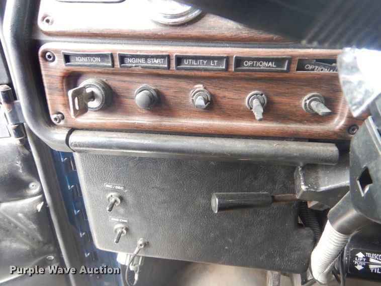 image for item DG8675 2000 Freightliner FLD  semi truck