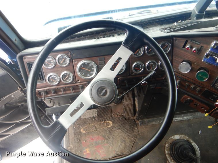 image for item DG8675 2000 Freightliner FLD  semi truck