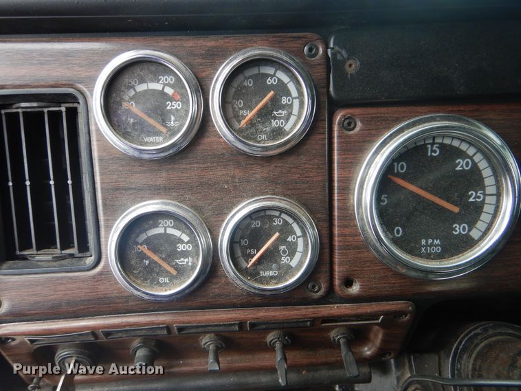 image for item DG8675 2000 Freightliner FLD  semi truck