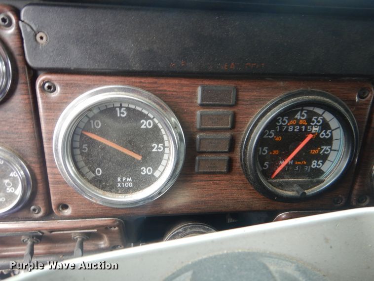 image for item DG8675 2000 Freightliner FLD  semi truck