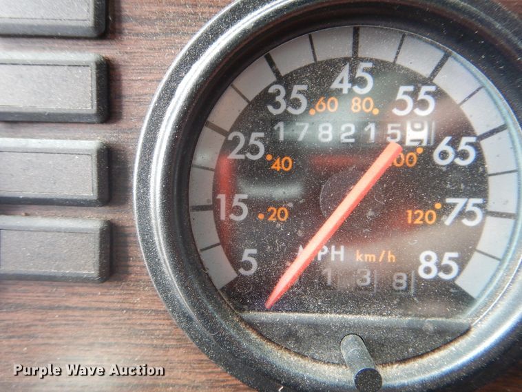 image for item DG8675 2000 Freightliner FLD  semi truck