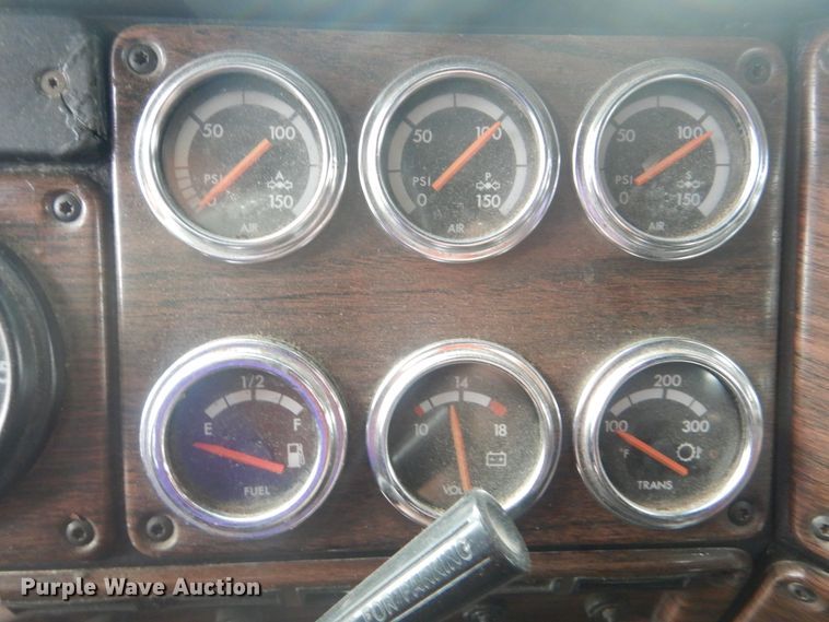 image for item DG8675 2000 Freightliner FLD  semi truck