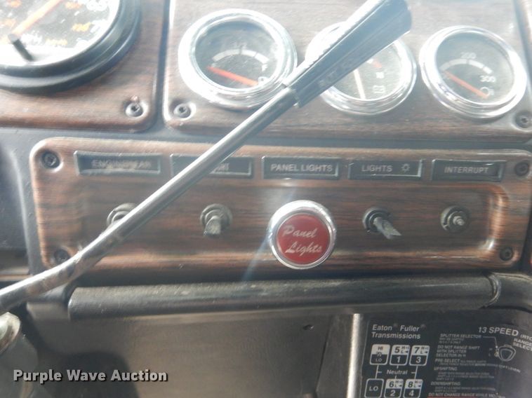 image for item DG8675 2000 Freightliner FLD  semi truck