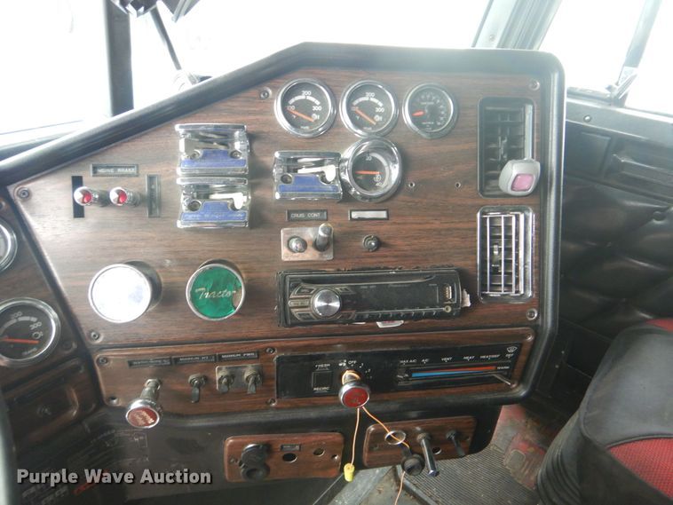 image for item DG8675 2000 Freightliner FLD  semi truck