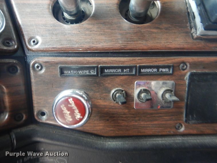 image for item DG8675 2000 Freightliner FLD  semi truck