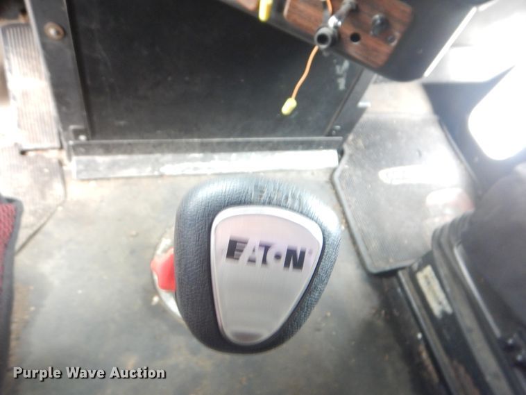 image for item DG8675 2000 Freightliner FLD  semi truck