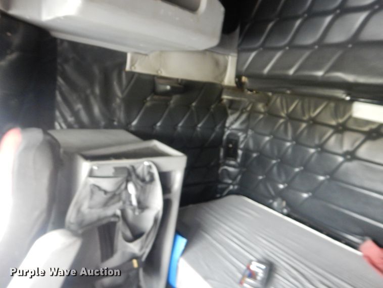 image for item DG8675 2000 Freightliner FLD  semi truck