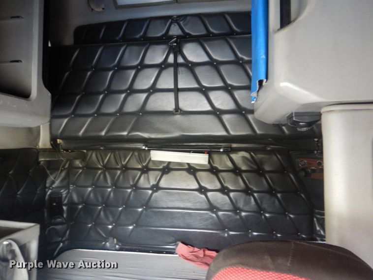 image for item DG8675 2000 Freightliner FLD  semi truck