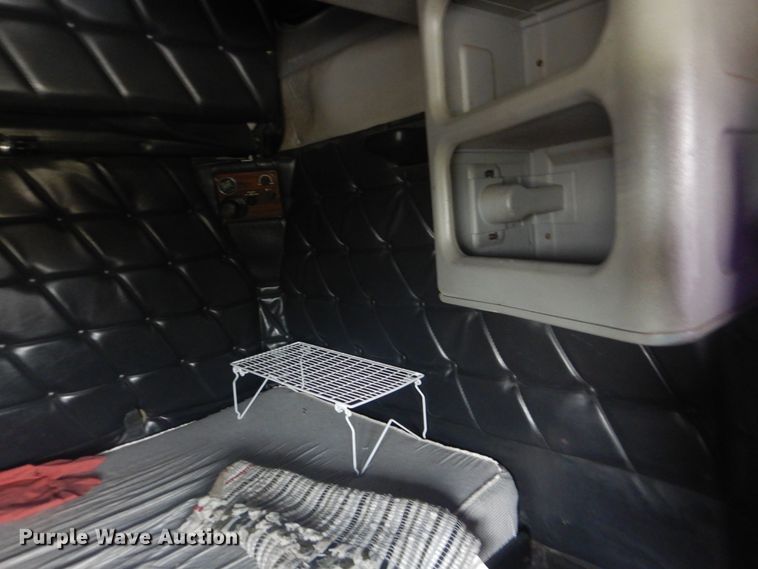 image for item DG8675 2000 Freightliner FLD  semi truck