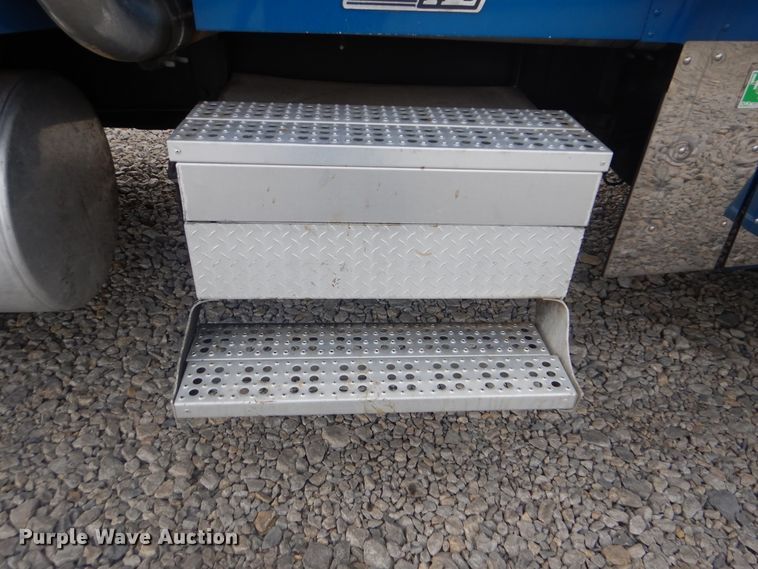 image for item DG8675 2000 Freightliner FLD  semi truck