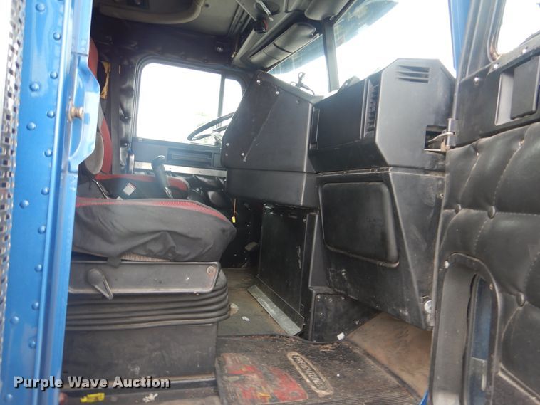 image for item DG8675 2000 Freightliner FLD  semi truck