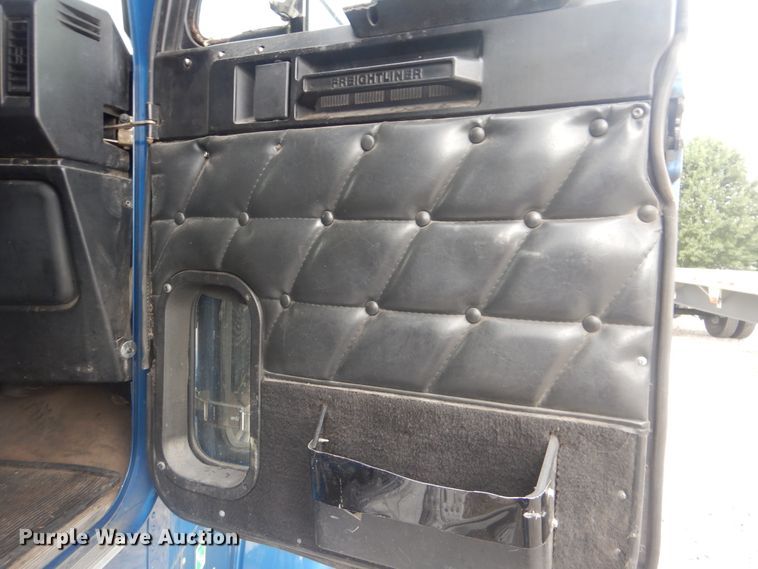 image for item DG8675 2000 Freightliner FLD  semi truck