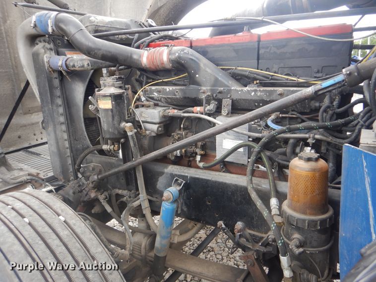 image for item DG8675 2000 Freightliner FLD  semi truck