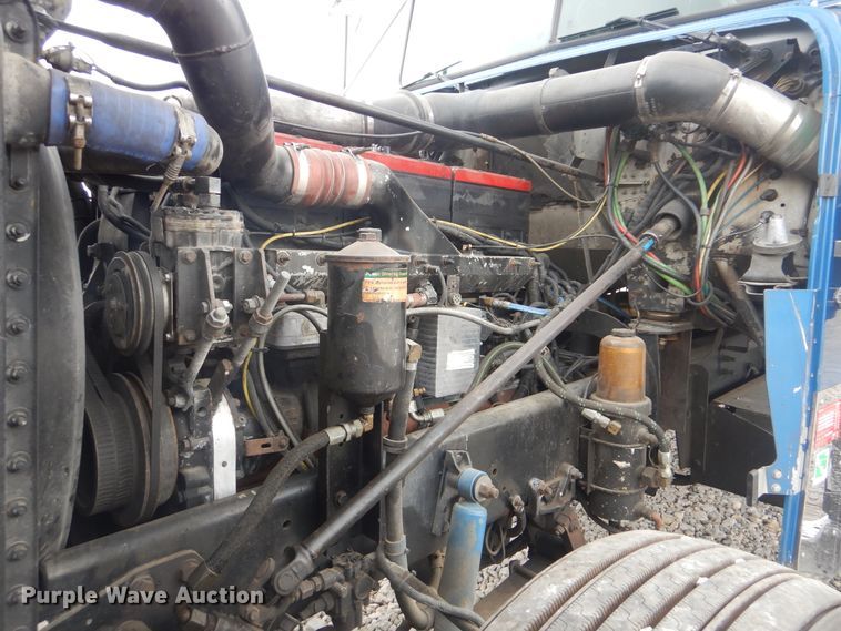 image for item DG8675 2000 Freightliner FLD  semi truck