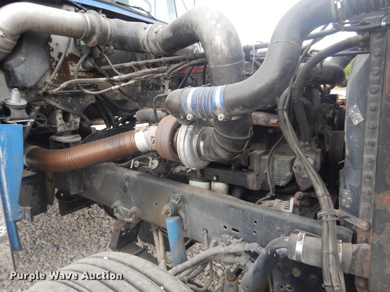 image for item DG8675 2000 Freightliner FLD  semi truck