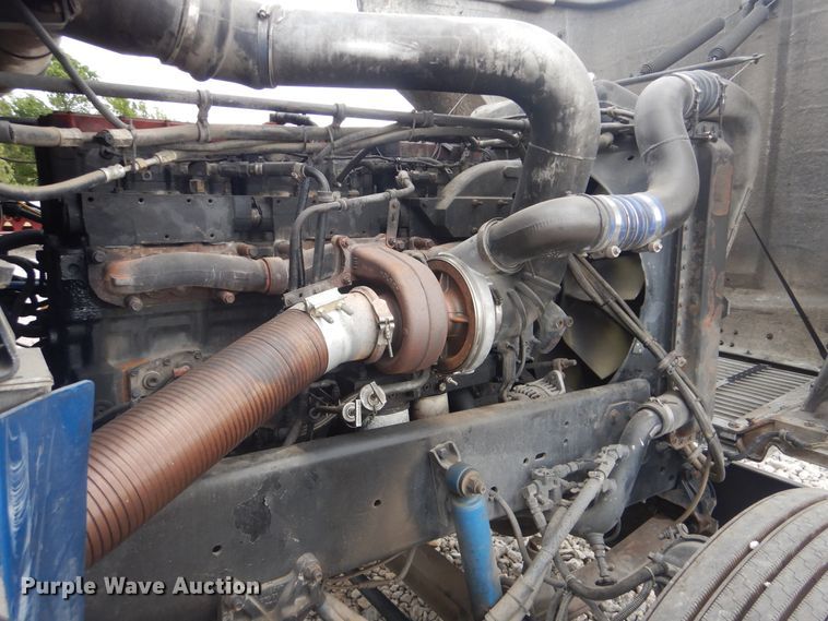 image for item DG8675 2000 Freightliner FLD  semi truck