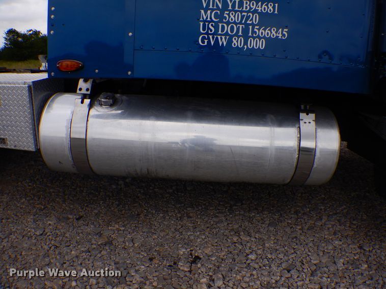 image for item DG8675 2000 Freightliner FLD  semi truck