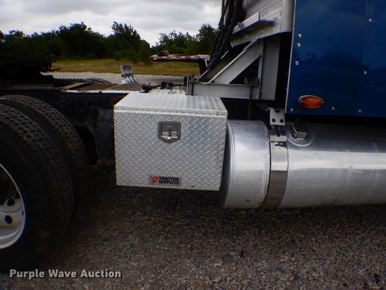 image for item DG8675 2000 Freightliner FLD  semi truck