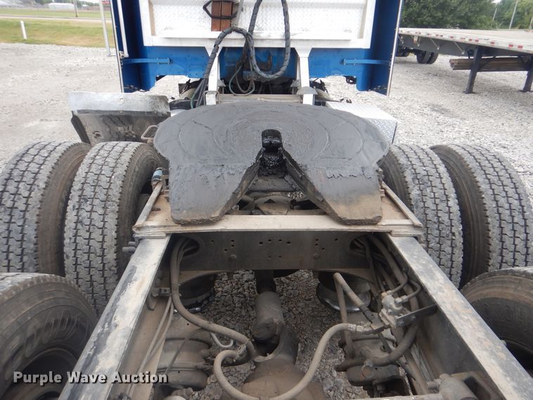 image for item DG8675 2000 Freightliner FLD  semi truck