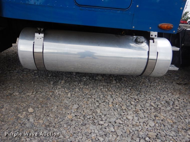 image for item DG8675 2000 Freightliner FLD  semi truck