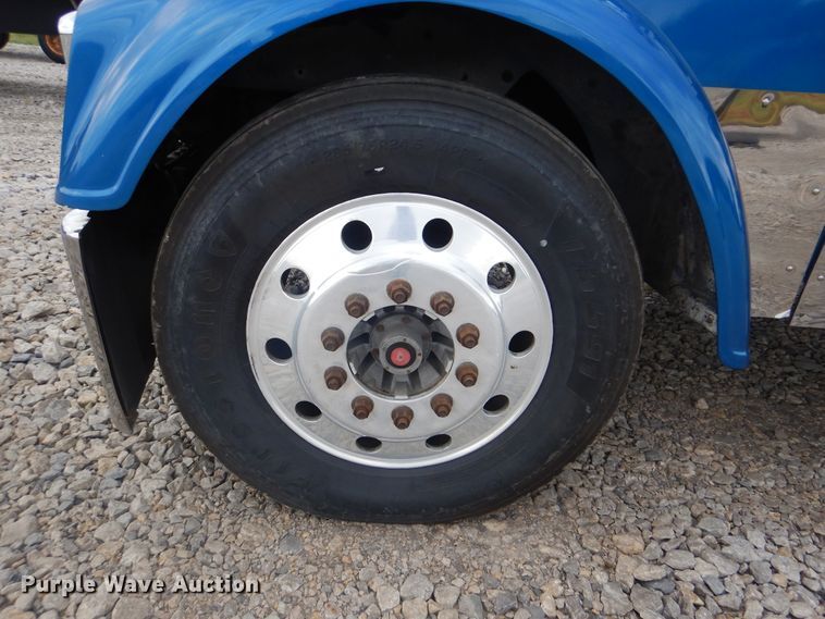 image for item DG8675 2000 Freightliner FLD  semi truck