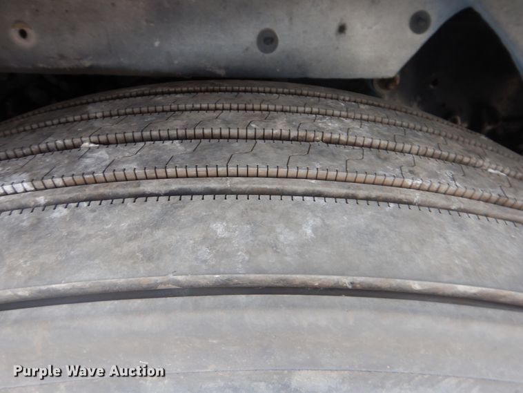 image for item DG8675 2000 Freightliner FLD  semi truck