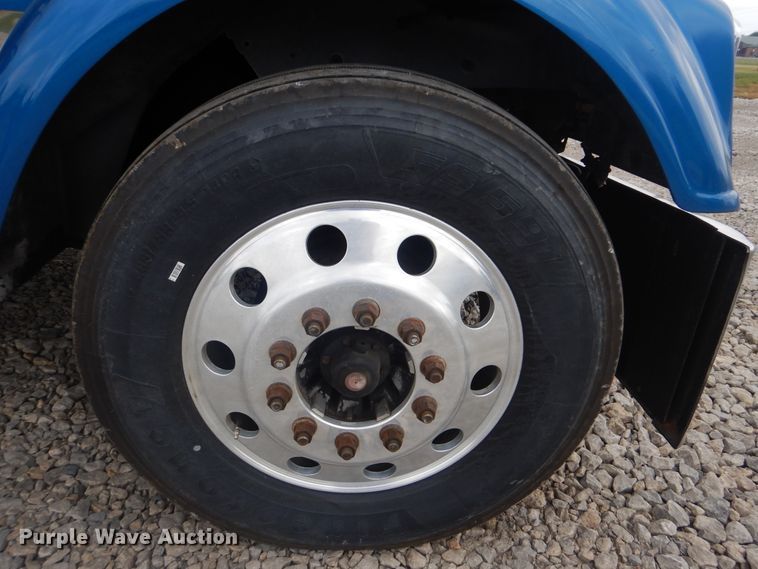 image for item DG8675 2000 Freightliner FLD  semi truck