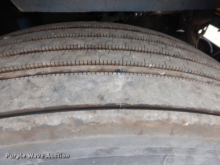 image for item DG8675 2000 Freightliner FLD  semi truck